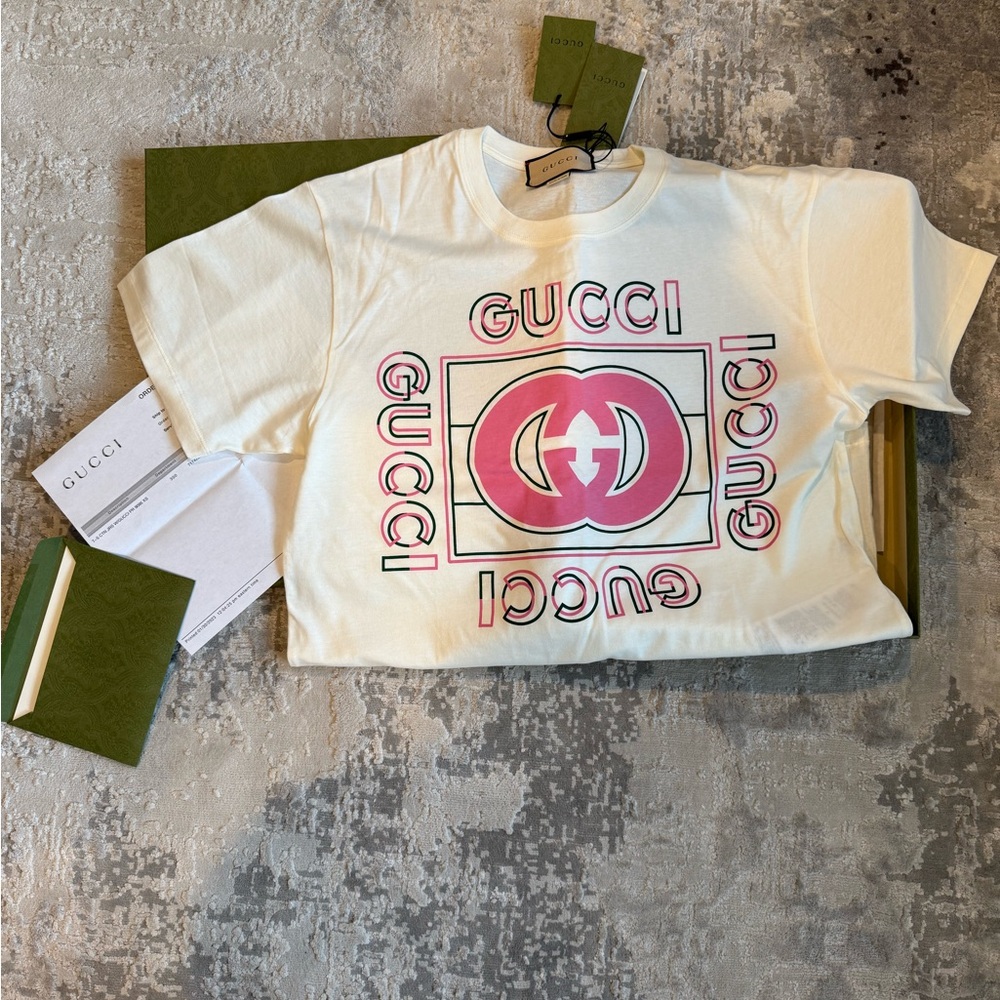 Gucci Women's Oversized Vintage Logo Print T-Shirt Off White/Pink/Green size XS